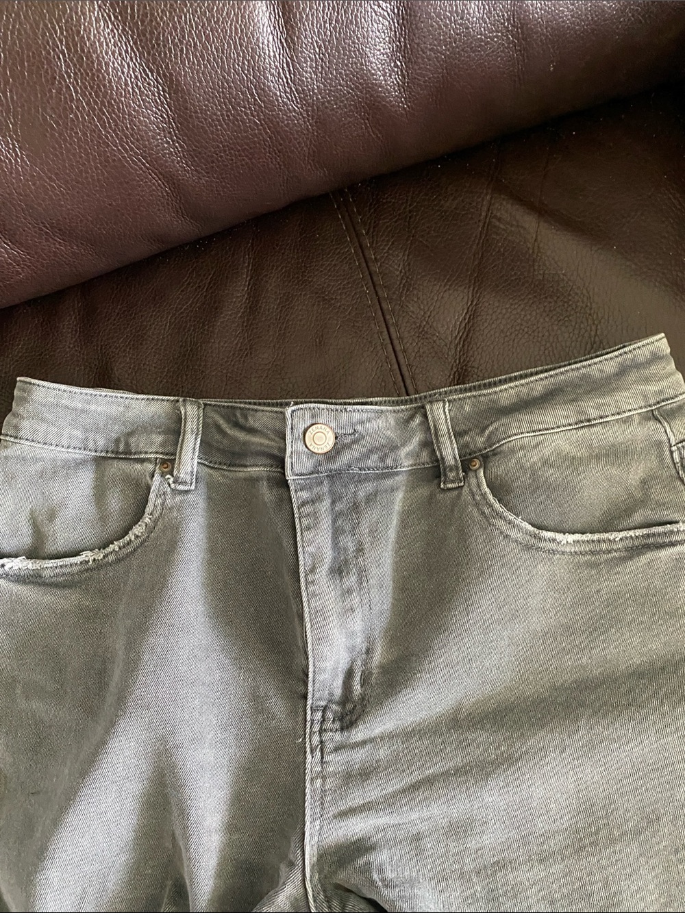Zenana Women’s Grey Frayed Hem Denim Shorts - Picture 4 of 5